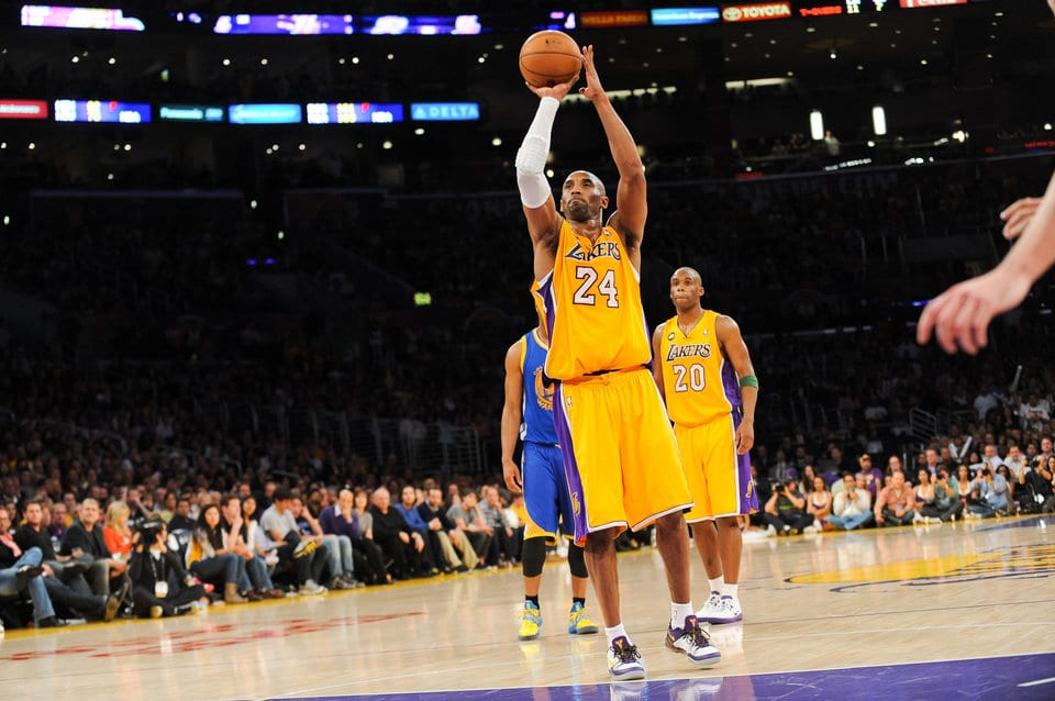 This Day In Lakers History 4 12 13 Kobe Bryant Makes Two Clutch Free Throws With Torn Achilles