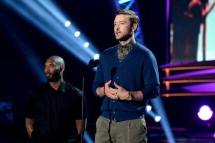 Kobe Bryant Presents First-ever Decade Award To Justin Timberlake At Teen Choice Awards