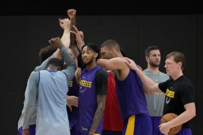Lakerstrainingcamp-day-2-huddle-2