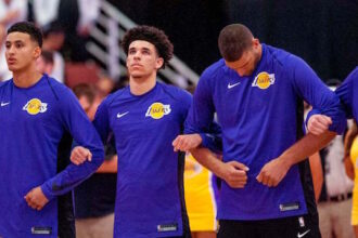 Lakers News: Team Once Again Links Arms During National Anthem At First Preseason Game