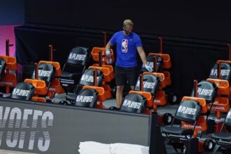 Cleaning bench, 2020 NBA Playoffs