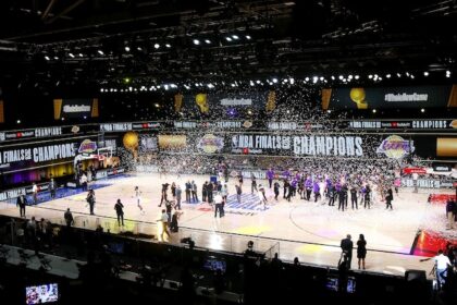 Lakers win, court view